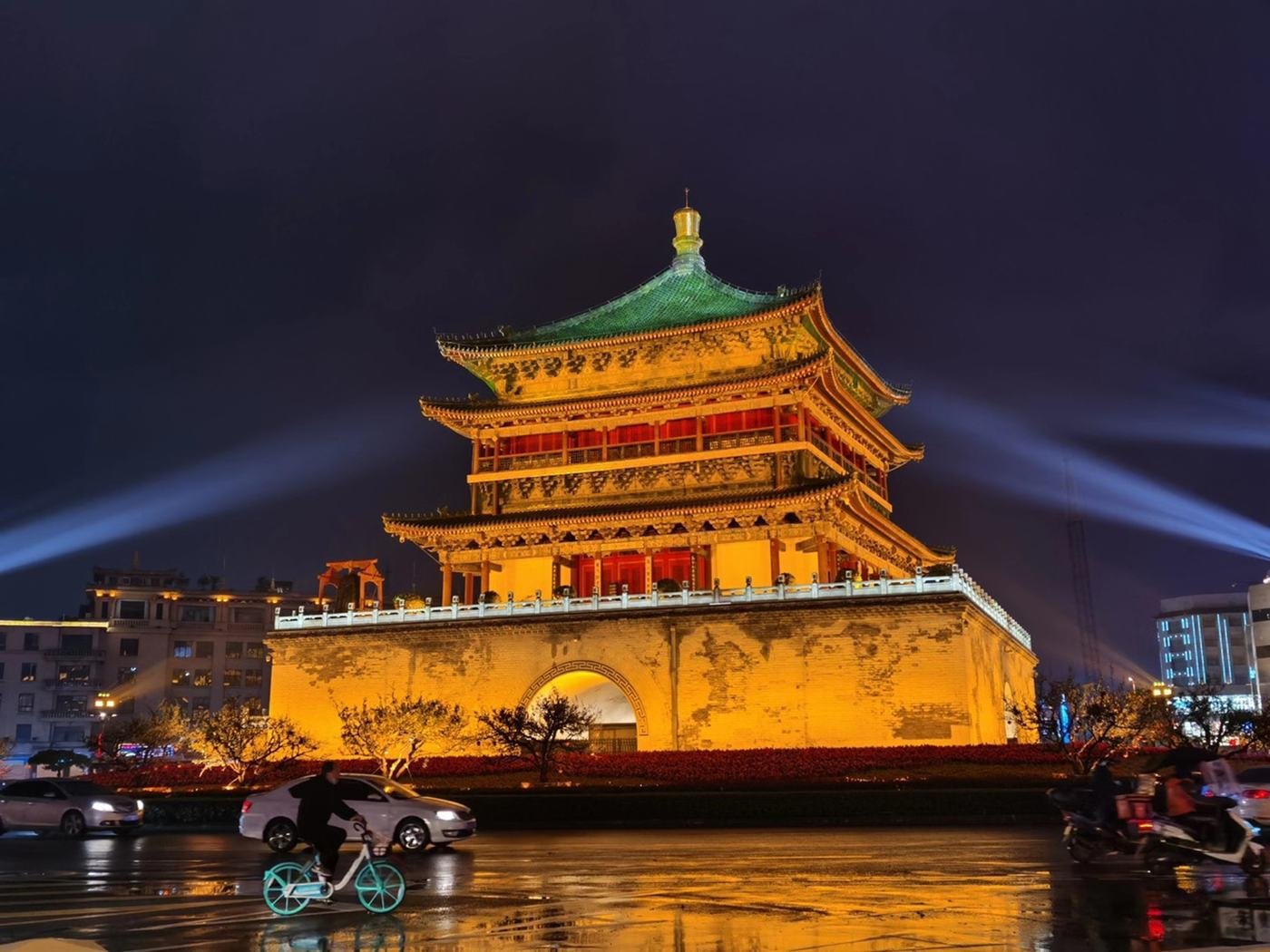 Torre do Sino de Xian iluminada à noite